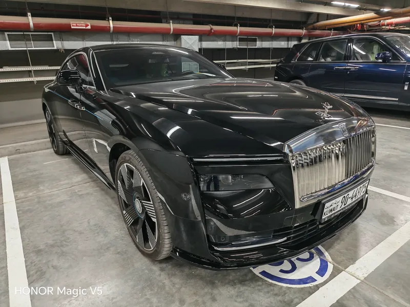 Schwarzer Rolls-Royce in einer Fahrzeughalle