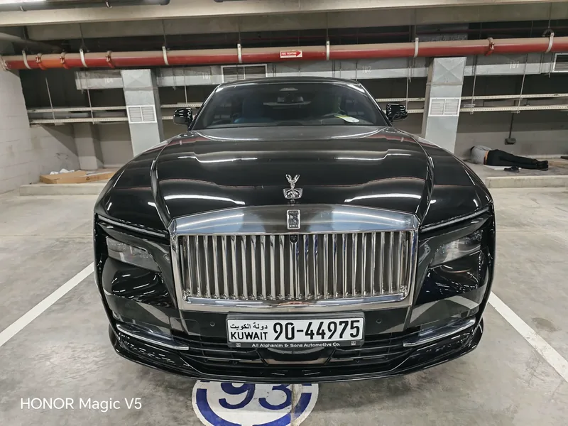 Schwarzer Rolls-Royce in Frontansicht