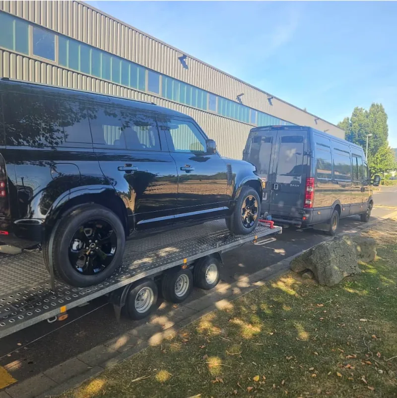 Land Rover Defender während eines Fahrzeugtransports