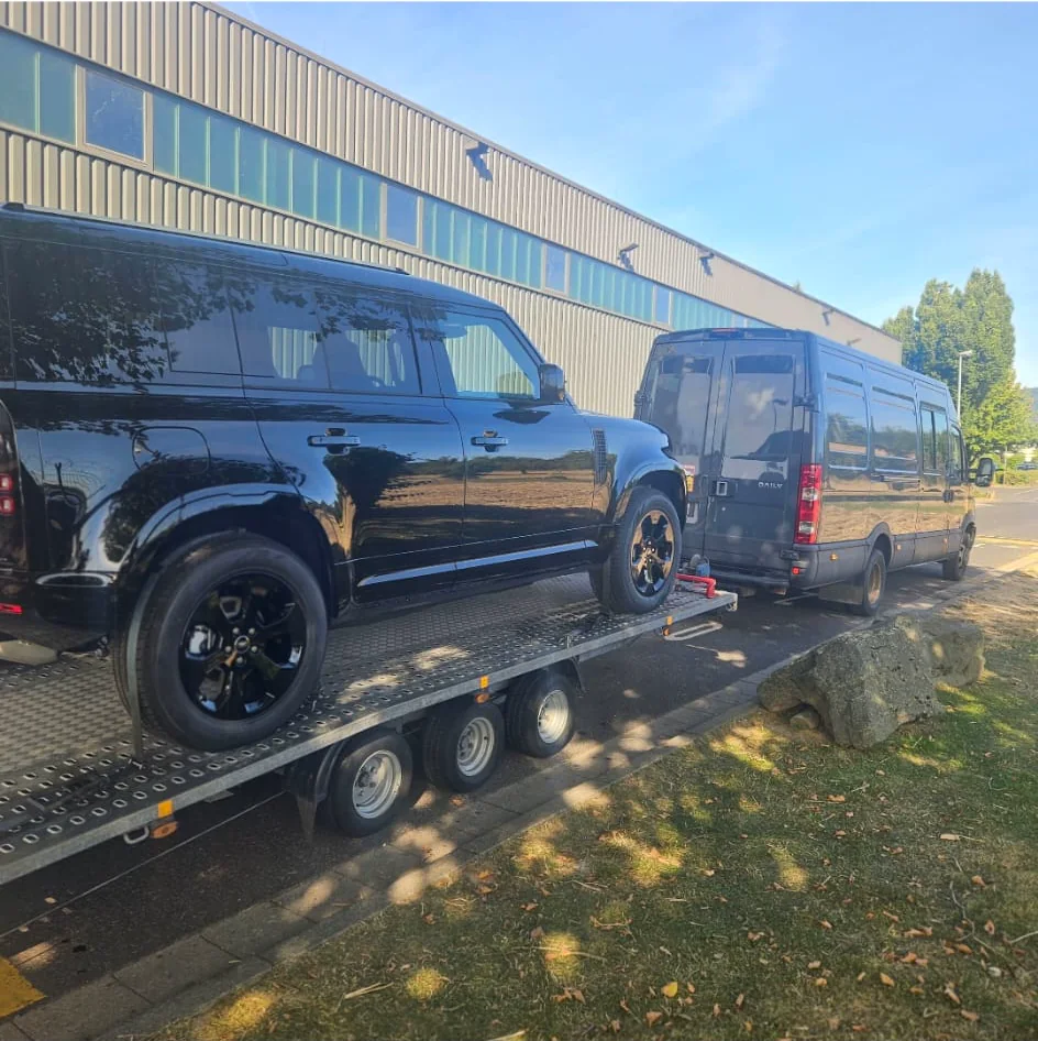 Land Rover Defender auf dem Transportanhänger