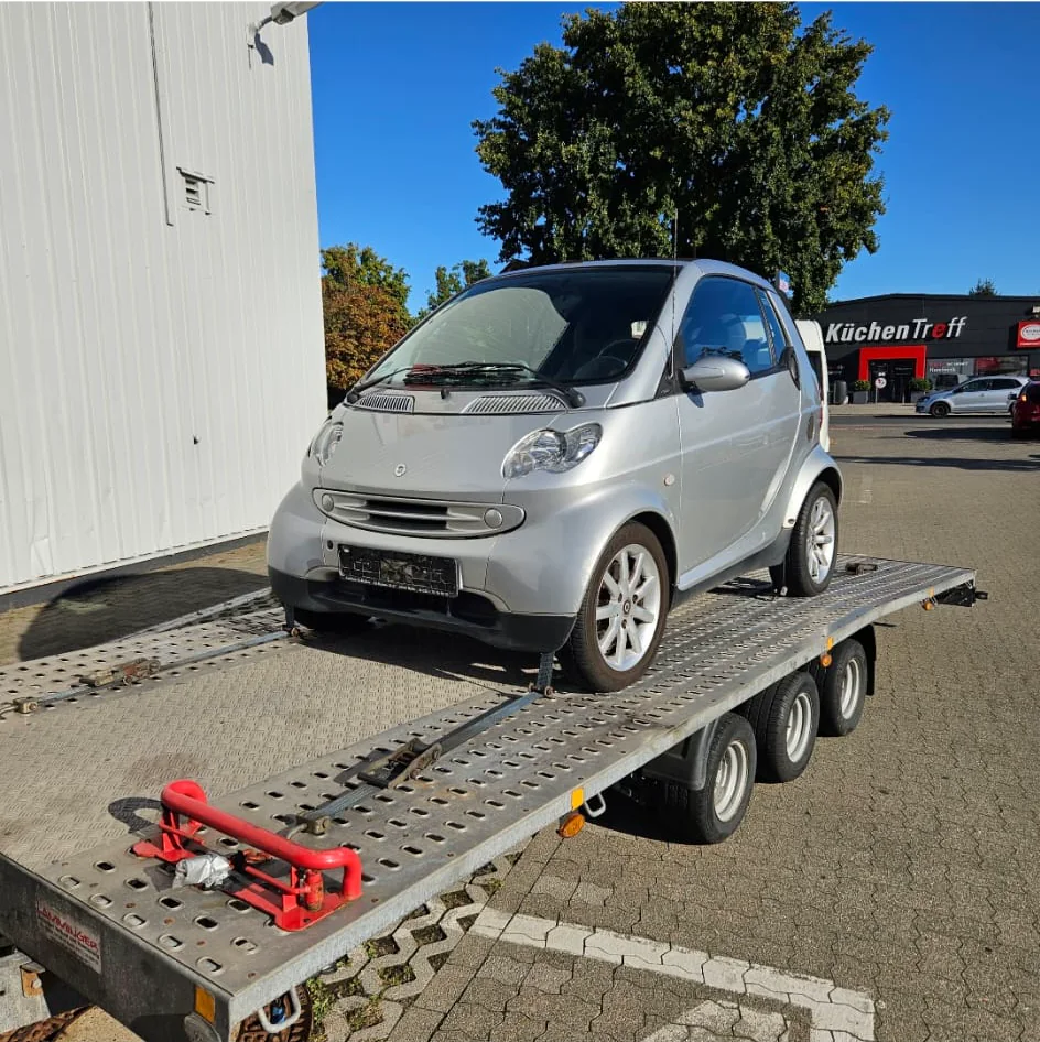 Smart auf einem Transportanhänger