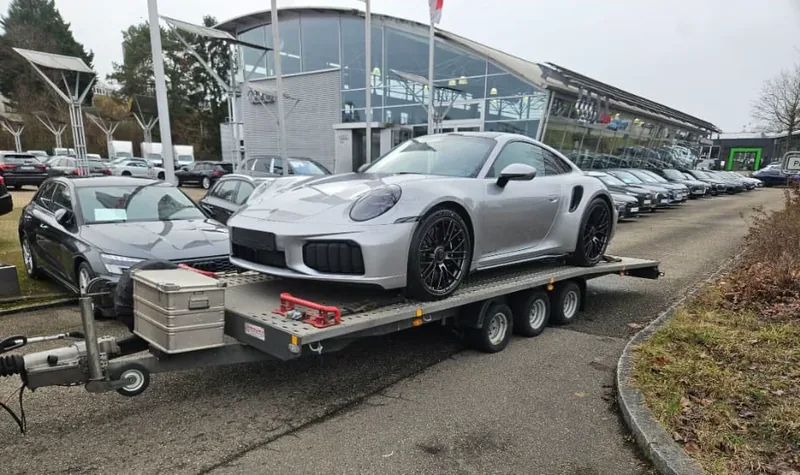 Porsche auf einem Fahrzeugtransportanhänger