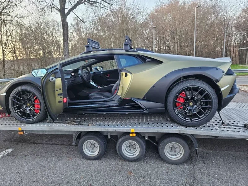 Lamborghini auf einem Fahrzeugtransportanhänger