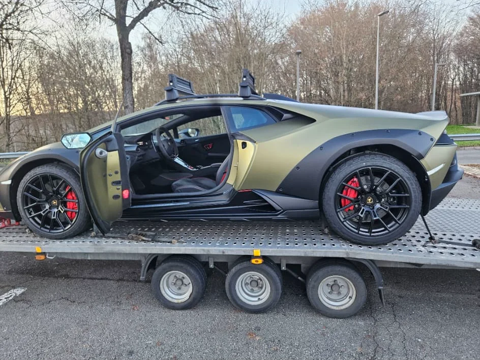 Lamborghini sicher verladen auf einem Fahrzeugtransportanhänger