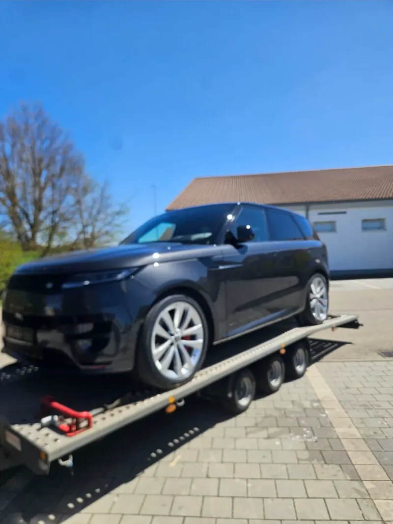 Range Rover auf einem Fahrzeugtransportanhänger