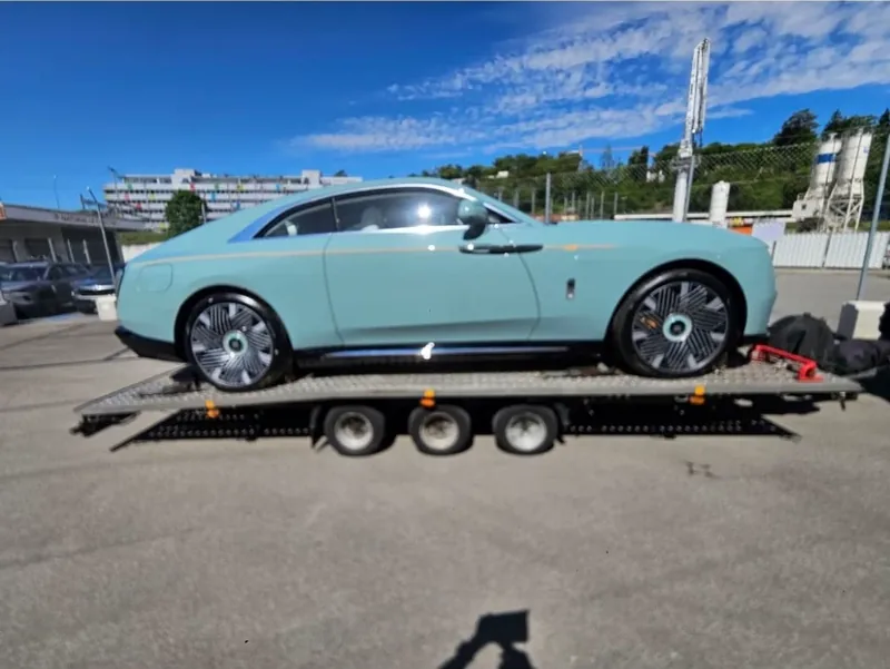 Türkiser Rolls-Royce auf einem Fahrzeugtransportanhänger