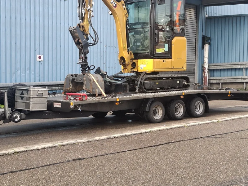Minibagger sicher verzurrt auf dem Fahrzeugtransportanhänger von Hermann Warstat